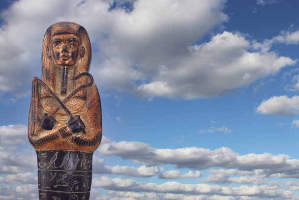 青い空と象形文字の屋外のエジプトのファラオ像 - 写真・画像