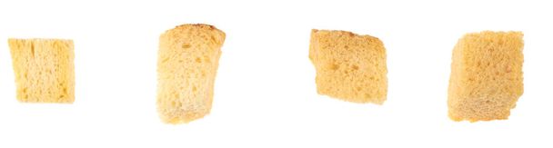 Craquelins cuits isolés fond blanc de près. entasser de petits morceaux de pain séché. miettes de croûtons de pain - Photo, image