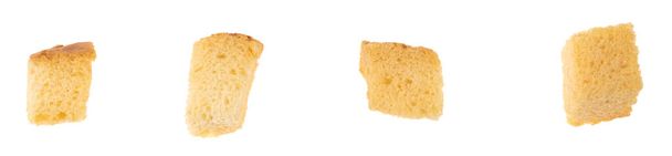 Ψητά κράκερ απομονωμένα λευκό φόντο από κοντά. σωρός μικρά κομμάτια αποξηραμένου ψωμιού. ψίχουλα κρουτόν ψωμιού - Φωτογραφία, εικόνα