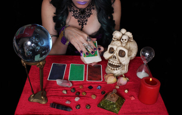 Nainen Meedio kristalli pallo ja tarot kortit, Matala DOF - Valokuva, kuva