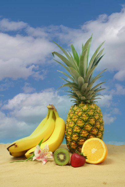 Ananas, Tropikal İçecek ve Gökyüzü Arkaplanlı Meyve - Fotoğraf, Görsel