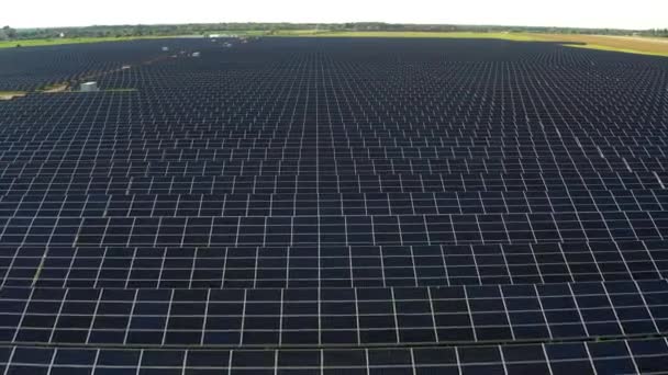 Вид сверху электростанции с солнечными панелями. Красивые зеленые поля. - Кадры, видео