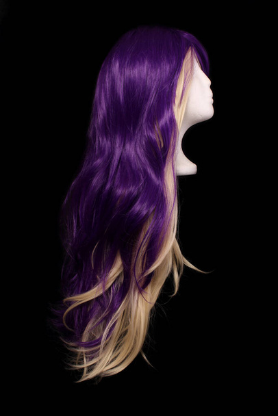Peluca larga púrpura y rubia sobre fondo negro - Foto, imagen