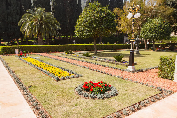 Paisajismo y varias plantas en el Jardín Bahai - Foto, imagen