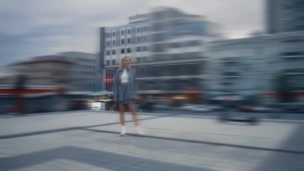 Frau posiert auf der Abendstraße vor urbanem Hintergrund.  - Filmmaterial, Video