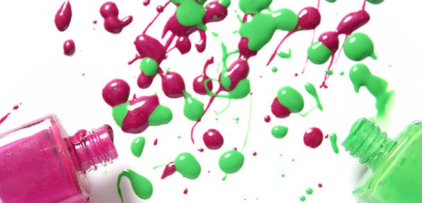 Рожевий і зелений лак для нігтів на білому тлі
 - Фото, зображення