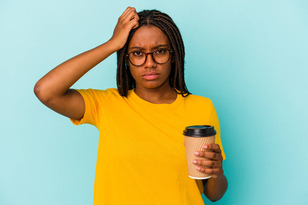 Mavi arka planda izole edilmiş kahve taşıyan genç Afrikalı Amerikalı kadın şok geçiriyordu. Önemli bir toplantıyı hatırladı.. - Fotoğraf, Görsel