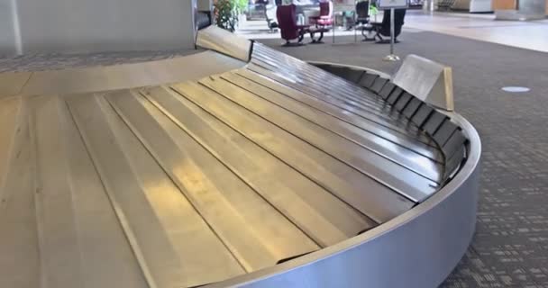 Matkalaukku lentokentällä kansainväliset turistit matkustavat lentokentän terminaali odotustila, keskittyä matkalaukut. - Materiaali, video