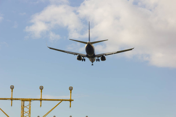 Avions de passagers en approche à l'aéroport pour l'atterrissage - Photo, image
