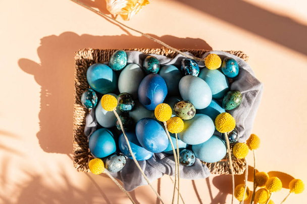 Huevos caseros teñidos naturalmente en colores azules - Foto, imagen