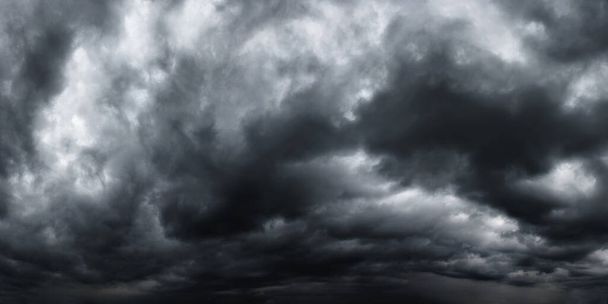 Dramatische donkere stormachtige hemel met regenwolken als achtergrond - Foto, afbeelding