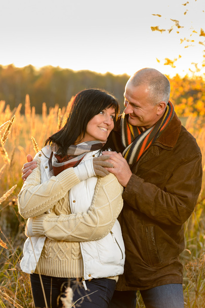 Pari rakastunut halaus syksyllä maaseudulla
 - Valokuva, kuva