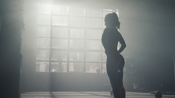 Sportowiec ćwiczący rzuty. fitness dziewczyna co longe squat ćwiczenia - Zdjęcie, obraz