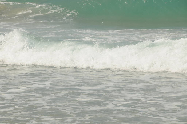 Une surface orageuse avec des vagues de la mer et des bulles comme fond ou comme papier peint. - Photo, image