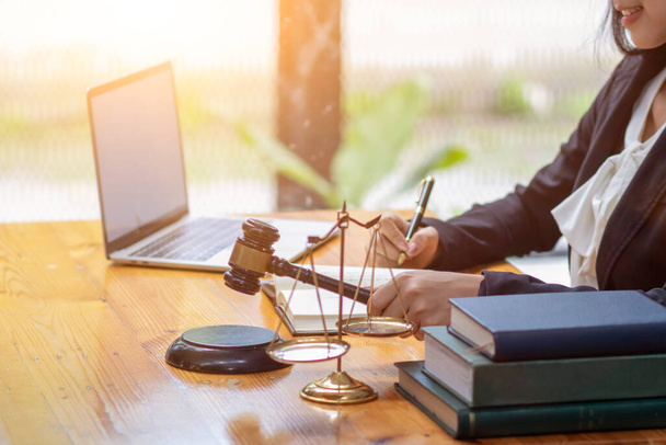 Investors have hired law firms to act as legal advisors for their investments to avoid making mistakes for their investments. Learn the law from the Office of Investment Law Counseling. - Photo, Image