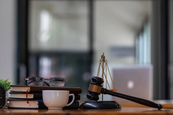 Tokmak, hukuk danışmanı olarak görev yapan ofisteki hukuk kitabının yanındaki masanın üzerine konur. Bir hukuk müşavirliğinin iyi görünümlü imajı, yasal danışmanlık isteyenleri daha güvenilir kılar.. - Fotoğraf, Görsel