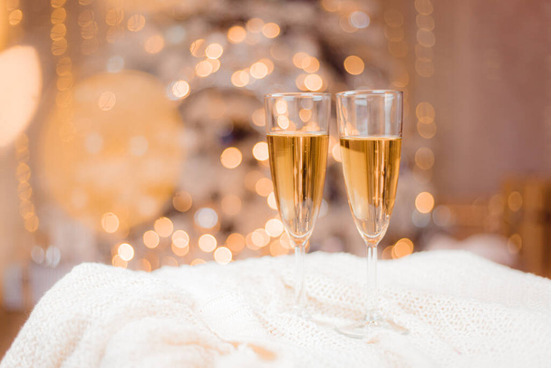 Verres à champagne sur le fond d'un sapin de Noël. Boissons festives. Boissons alcoolisées. - Photo, image