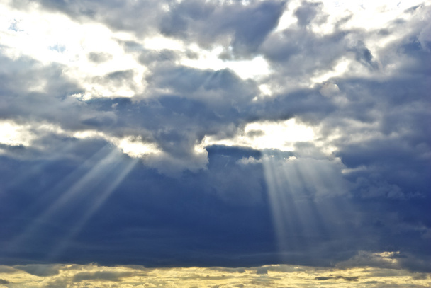 Οι ακτίνες του ήλιου που διαπερνούν τα σύννεφα βροχή σκούρο - Φωτογραφία, εικόνα