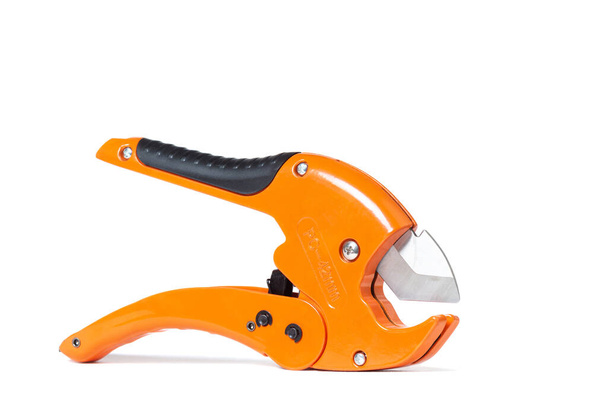 оранжевые ножницы для резки пропиленовых труб, изолированных на белом фоне - Фото, изображение