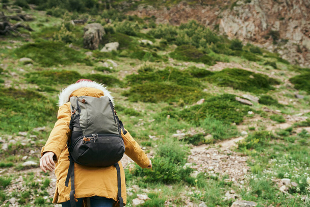 バックパック山と女性ハイカーは冒険の自由を旅 - 写真・画像