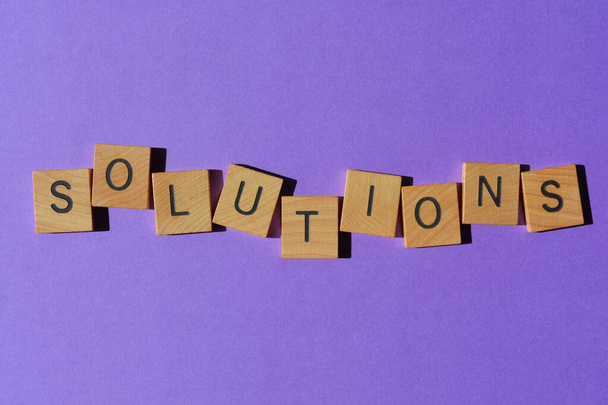 Megoldások, szó fa ábécé betűkkel elszigetelt lila háttér, mint a banner szalagcím - Fotó, kép