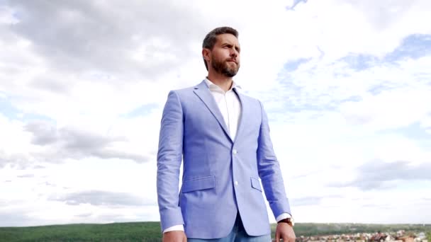 Uomo professionale ambizioso in abito formale posa sul cielo, aspirazione - Filmati, video