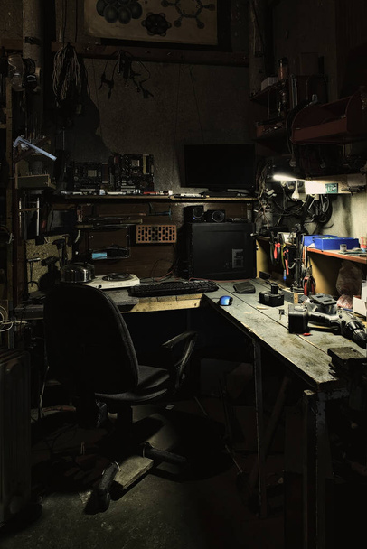 banco da lavoro per utensili da fabbro e riparatore in garage  - Foto, immagini
