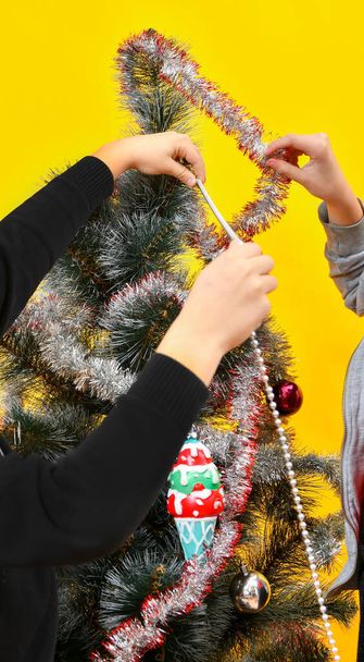 Çocuklar Noel ağacını Noel süsüyle süslerler.. - Fotoğraf, Görsel