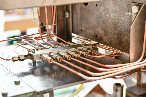 Tubos de cobre del distribuidor de presión de la estación de aceite hidráulico de la máquina metalúrgica. - Foto, Imagen