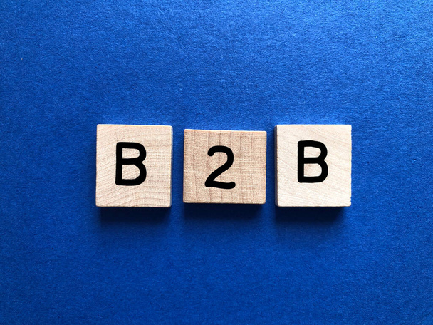 Acrónimo de negocios, B2B Volver a conceptos básicos o volver a negocios en letras de alfabeto de madera 3d sobre un fondo azul - Foto, imagen