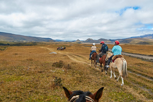 And Dağları 'nın manzarasında at sırtında insanlar, Cotopaxi - Fotoğraf, Görsel