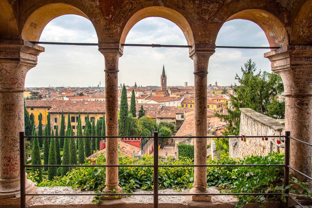 View from downtown Verona from a pavilion at the public park Giardino Giusti, Italy - Foto, imagen