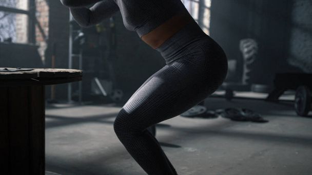 Muskulöse Frau macht Sprünge auf Holzkiste. Sportler praktiziert körperliche Übungen  - Foto, Bild