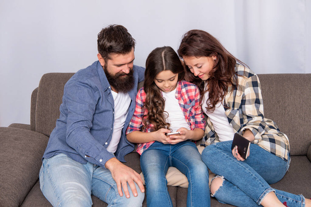 Používání mobilního telefonu zodpovědně. Rodina posílá SMS. Rodinný čas. Zvyk chytrého telefonu - Fotografie, Obrázek