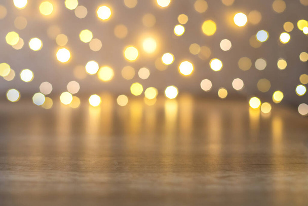 Bokeh karácsonyi fények és üres barna fa asztal - Fotó, kép