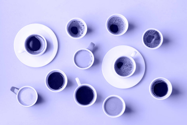 Creatieve platte lay met assortiment koffiebekers - Foto, afbeelding