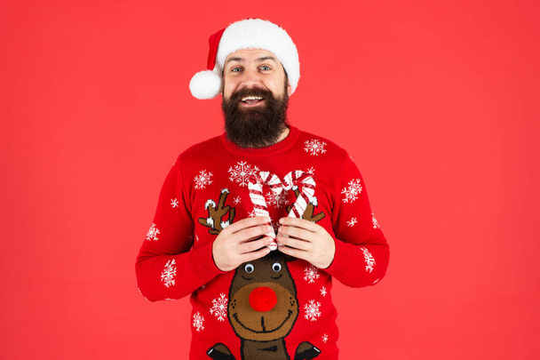 happy new year. merry christmas. cheerful bearded man in santa claus hat. - Foto, imagen
