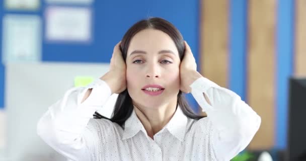 Молода жінка прикриває вуха і говорить 4k фільм повільний рух
 - Кадри, відео