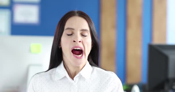 Mujer joven bostezando en la oficina 4k película cámara lenta - Metraje, vídeo