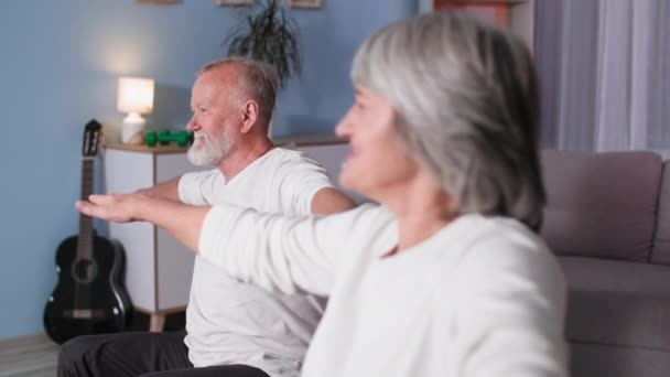 σπορ ζευγάρι κάνει στροφές προς τα δεξιά και αριστερά, υγιεινό και αθλητικό τρόπο ζωής, πορτρέτο ευτυχισμένη ηλικιωμένη γυναίκα κατά τη διάρκεια της προθέρμανσης - Πλάνα, βίντεο