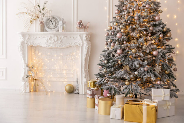 Interior christmas. magic glowing tree, fireplace and gifts - Foto, Imagem