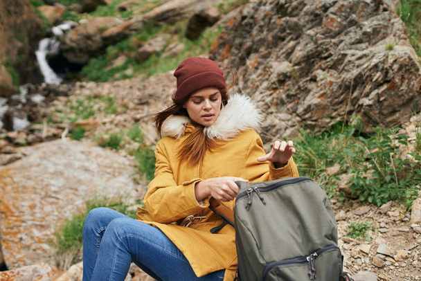 γυναίκα πεζοπόρος με σακίδιο βουνά ταξίδια περιπέτεια ελευθερία - Φωτογραφία, εικόνα