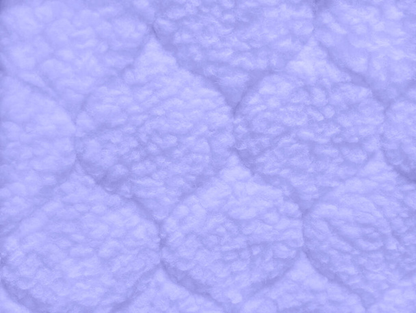 Kolor 2022, Very Peri. Miękka faktura purpurowej, puszystej wełny owczej. Naturalne zbliżenie futra dla projektantów - Zdjęcie, obraz