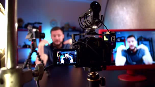 Blogger está transmitiendo en un estudio de video con cámaras e iluminación profesional - Metraje, vídeo