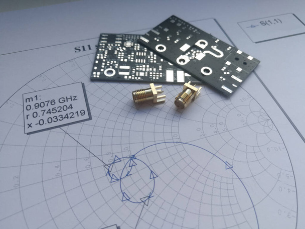 Fréquence radio, carte de circuit imprimé micro-ondes et carte Smith avec correspondance d'impédance - Photo, image
