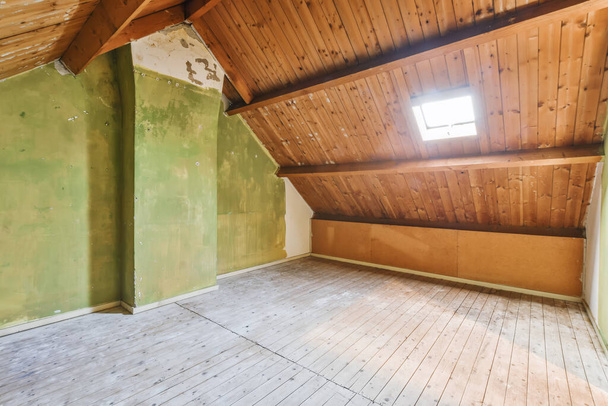 Podkrovní pokoj s dřevěným stropem - Fotografie, Obrázek