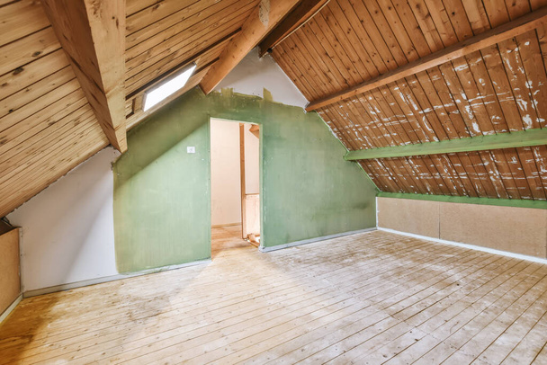 木造天井の屋根裏部屋 - 写真・画像