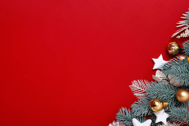 コピースペース付きの赤い背景のクリスマスの装飾。平置きだ。空白のグリーティングカード - 写真・画像