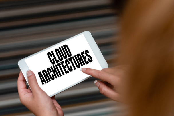 Leyenda conceptual Cloud Architectures. Enfoque empresarial Varias bases de datos de ingeniería Aplicaciones de softwares Capacidades de llamadas de voz y video que conectan a las personas - Foto, Imagen