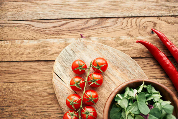 un plato de lechuga tomates cherry ingredientes de cocina alimentos orgánicos saludables - Foto, Imagen